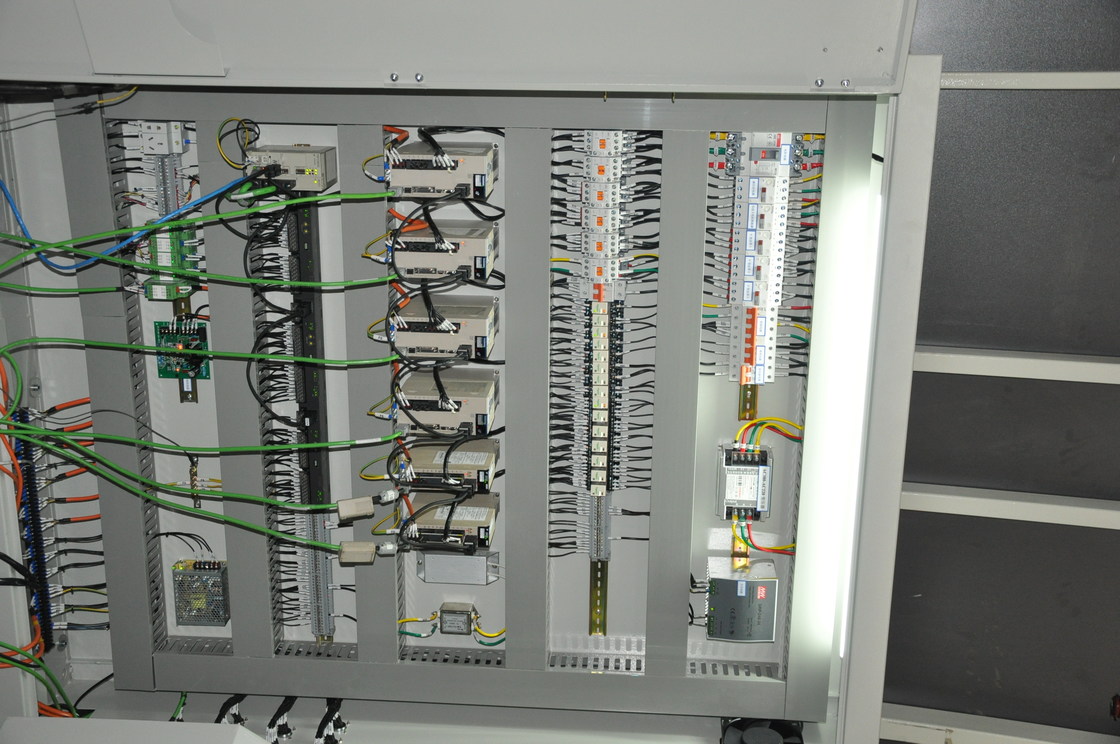 Cadena de producción de cristal aislador vertical/motores servos aisladores del robot 8 de cristal del lacre
