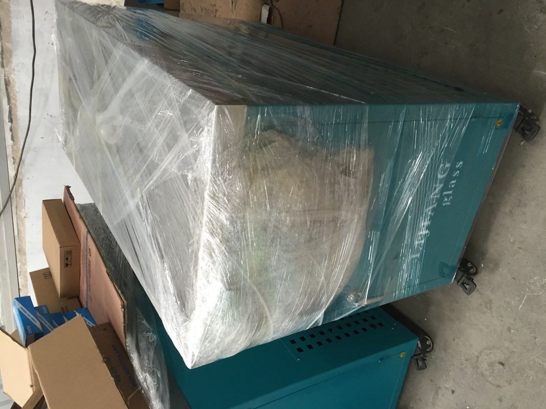 El congelador del arma de pegamento se utiliza en el proceso del pegamento del vidrio del control central, y el arma de pegamento manual se almacena en