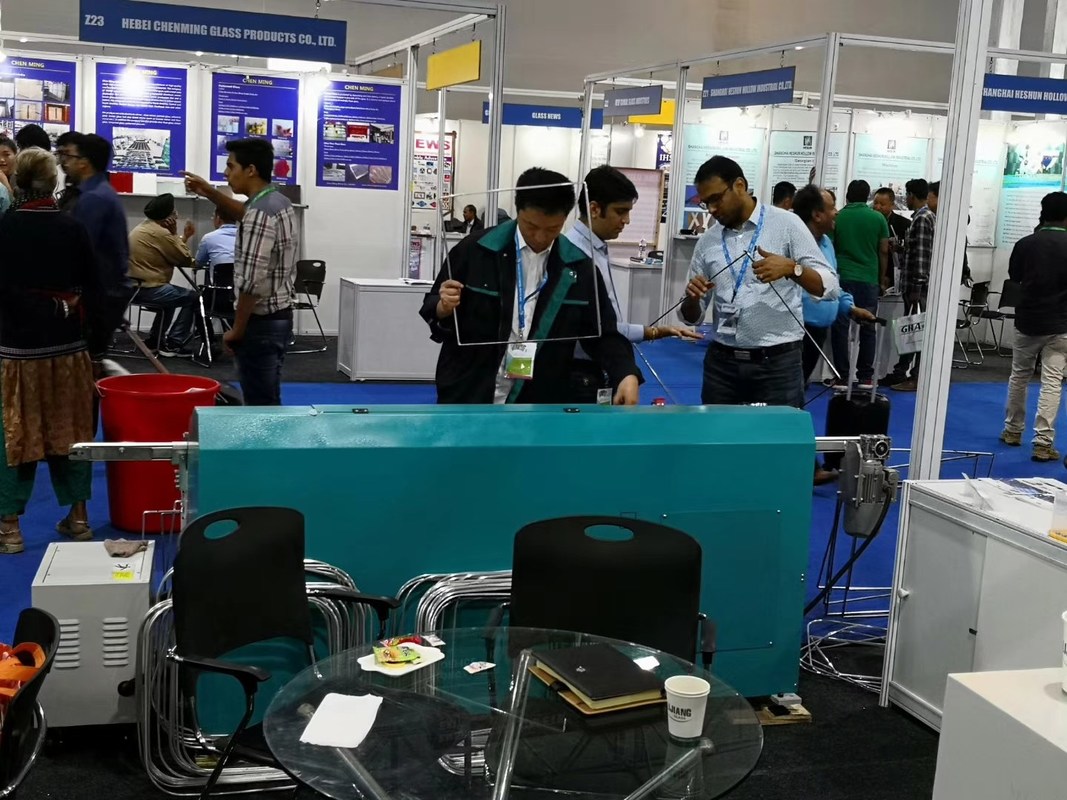 El tipo de máquina butílica del extrusor LJTB01 se utiliza para separar los marcos de aluminio del espaciador uniformemente con butilo caliente del derretimiento