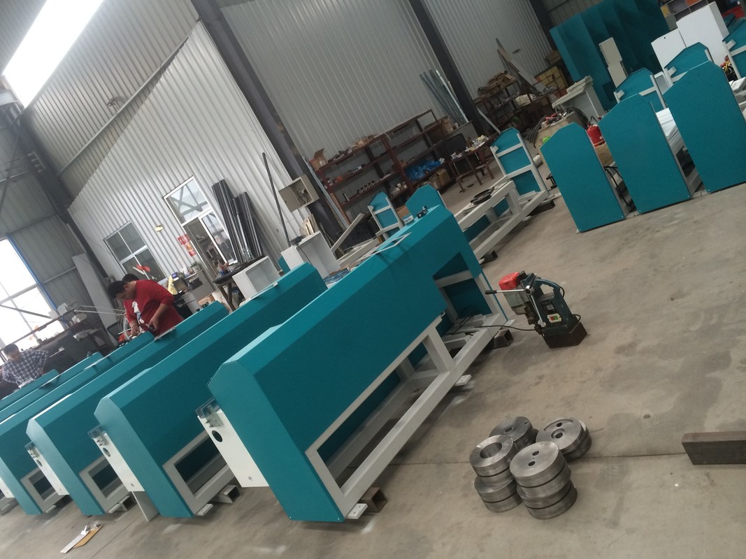 La máquina butílica del extrusor LJTB01 se utiliza para separar los marcos de aluminio del espaciador uniformemente con butilo caliente del derretimiento.