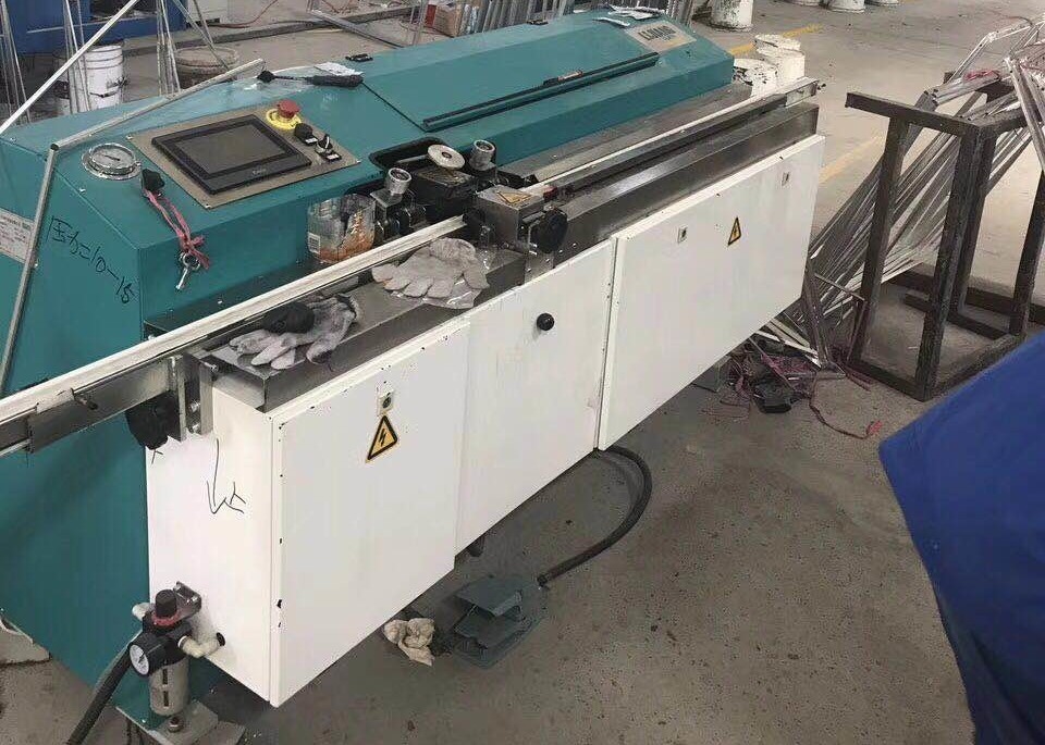 La máquina butílica del extrusor LJTB01 se utiliza para separar los marcos de aluminio del espaciador uniformemente con butilo caliente del derretimiento.