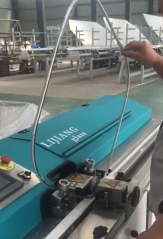 El tipo de máquina butílica del extrusor LJTB01 se utiliza para separar los marcos de aluminio del espaciador uniformemente con butilo caliente del derretimiento.