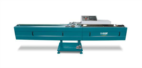 La máquina butílica del extrusor LJTB01 se utiliza para separar los marcos de aluminio del espaciador uniformemente con butilo caliente del derretimiento,