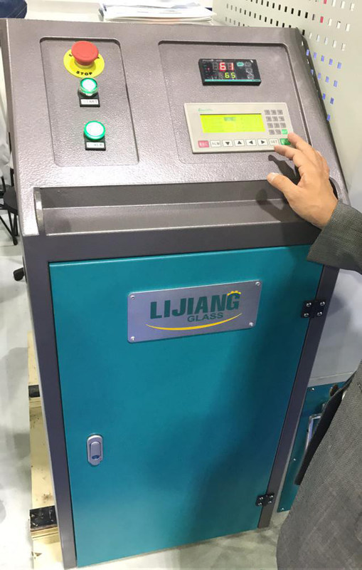 La máquina de rellenar desecante LJGZ2020 puede alcanzar automáticamente acciones de los agujeros de perforación automáticamente en el marco del espaciador