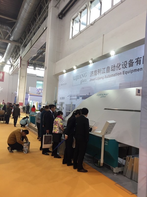 La dobladora del espaciador automático es un equipo especial para hacer los marcos de aluminio del vidrio aislador