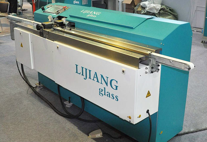 El tipo de máquina butílica del extrusor LJTB01 se utiliza para separar los marcos de aluminio del espaciador uniformemente con butilo caliente del derretimiento.