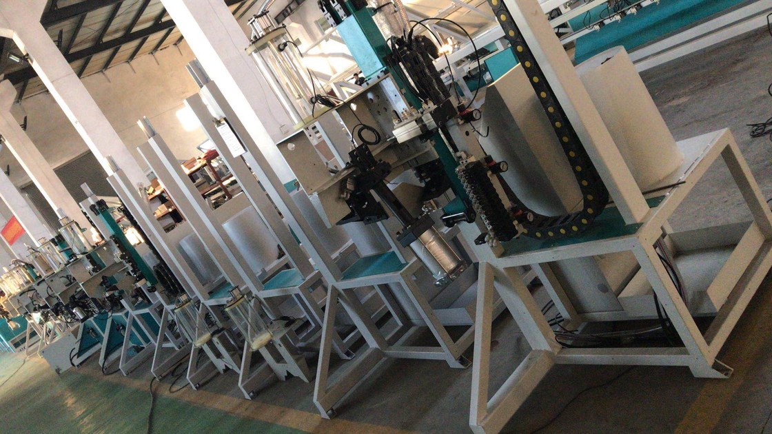 La máquina de rellenar desecante alcanza automáticamente acciones de los agujeros de perforación automáticamente en los marcos del espaciador