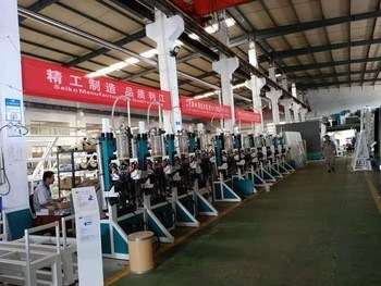 La cadena de producción de cristal aislador vertical, puede producir dos IGU a la vez, argón llenado