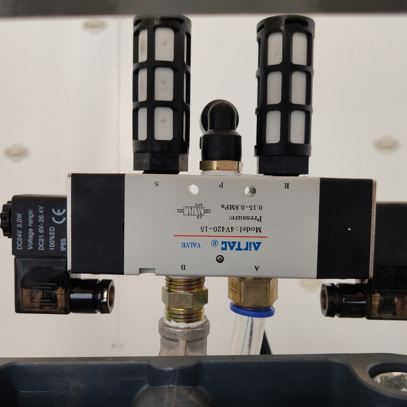 El CNC aisló la máquina de capa de cristal hueco de cristal del robot del lacre con la pantalla táctil de alta definición