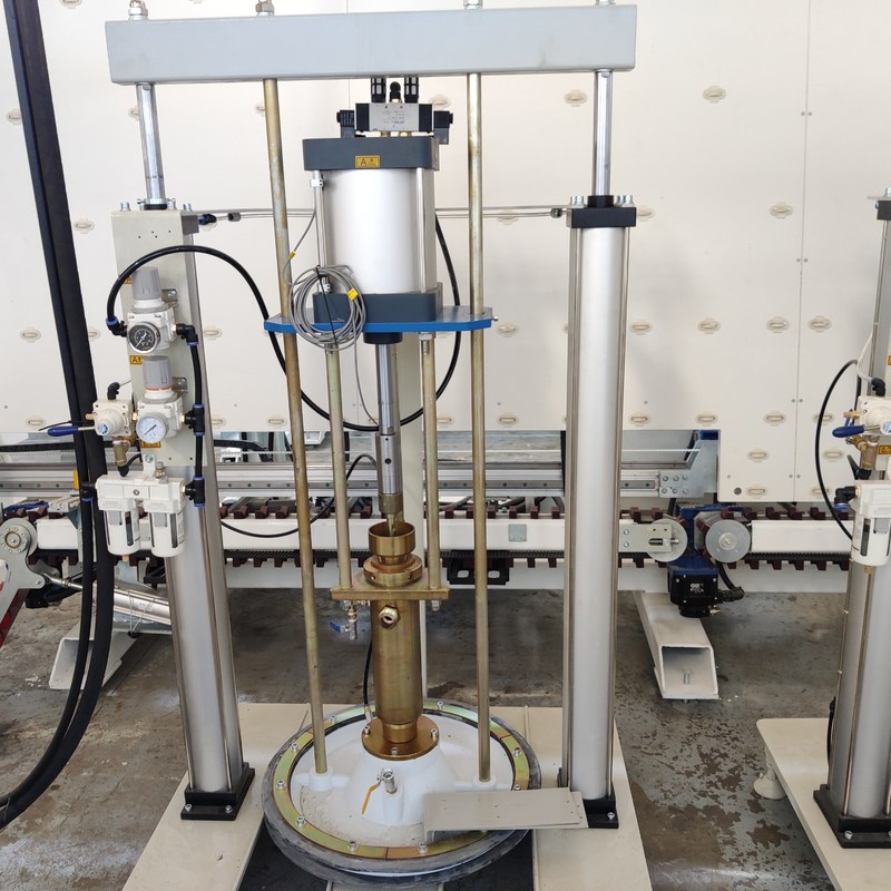 El vidrio vertical automático del doble aisló la máquina de aislamiento de cristal del robot para el proceso de extensión del sellante