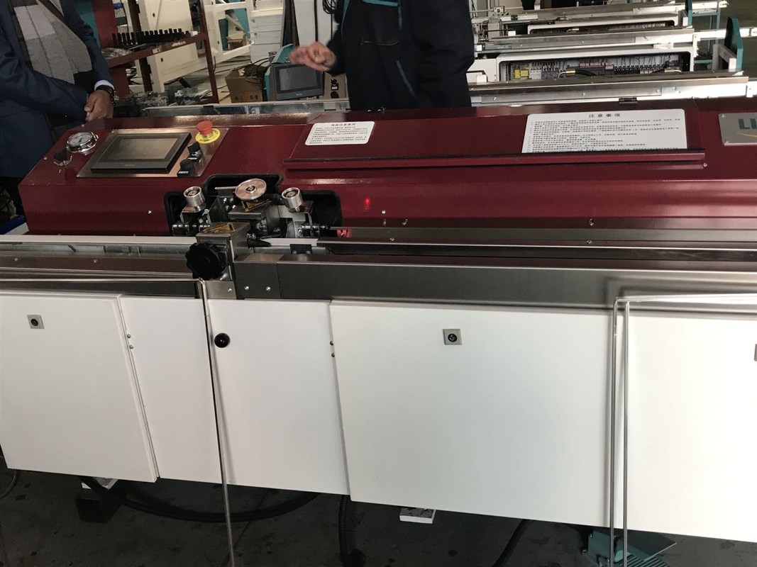 Máquina butílica automática del extrusor usada para cubrir el marco del espaciador para sellar el vidrio doble