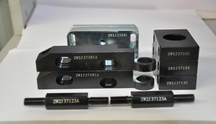 El color modificó la dobladora del espaciador para requisitos particulares exacto del ángulo ±0.5mm